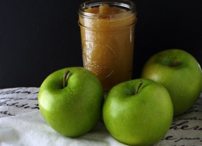 Granny Smith Applesauce in a jar with 3 Granny smith apples.
