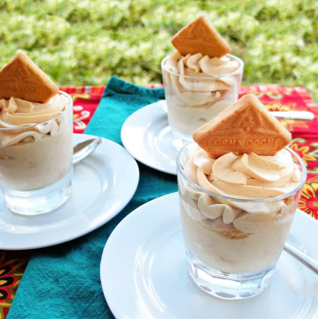 Three glasses of roasted banana pudding with dulce de leche topping.