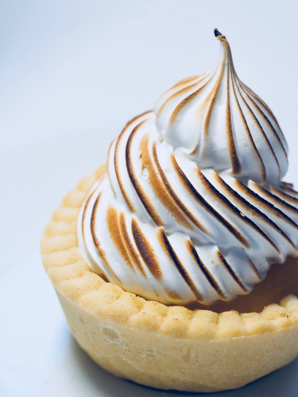 Individual tart made with sable dough with meringue.